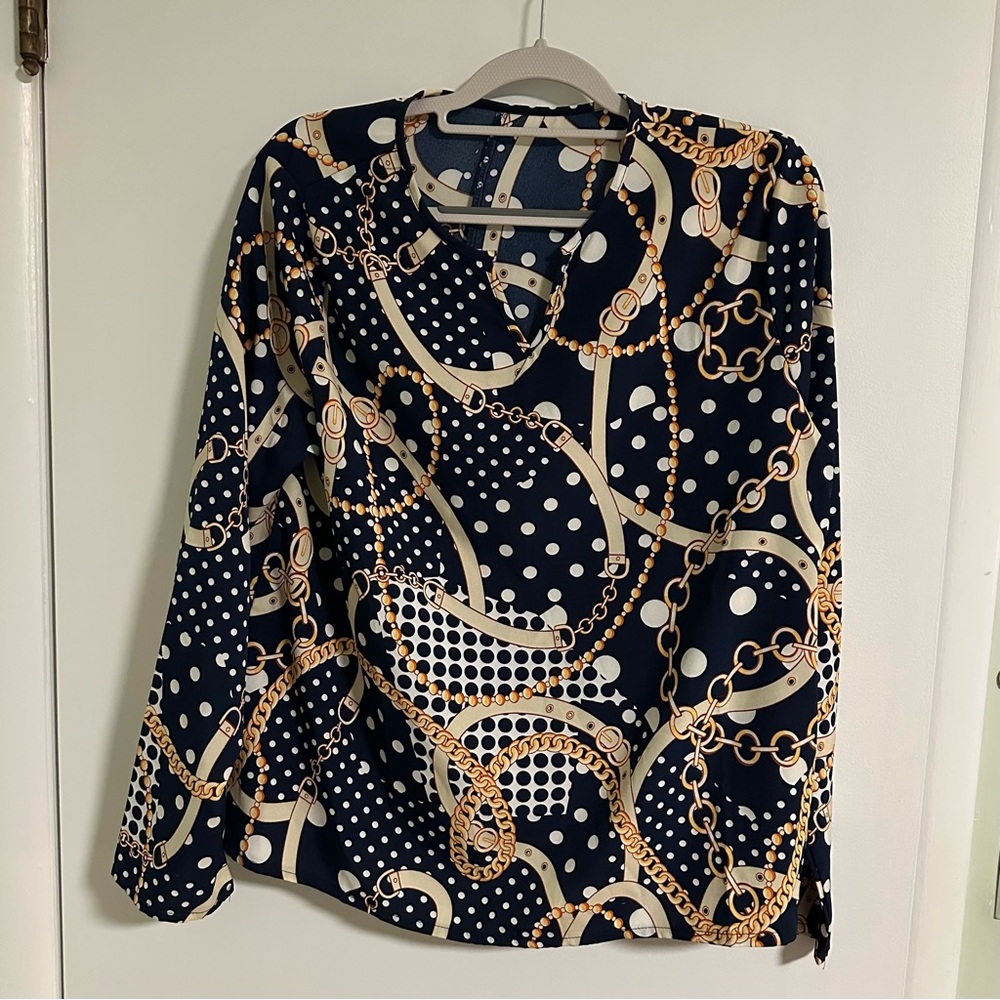 Lovely and light women’s top, size L, perfect for holiday, work or an outing.